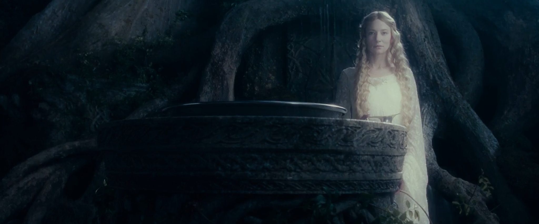 Легенда холмов. Зеркало Галадриэль Властелин колец. Галадриэль и Фродо у зеркала. Властелин колец Галадриэль и Фродо. Чаша Галадриэль.