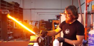 James Hobson, conocido YouTuber, creó un sable láser de Star Wars que corta acero