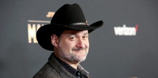 Dave Filoni aparece como Productor Ejecutivo/Director Creativo Ejecutivo en el sitio de LucasFilm